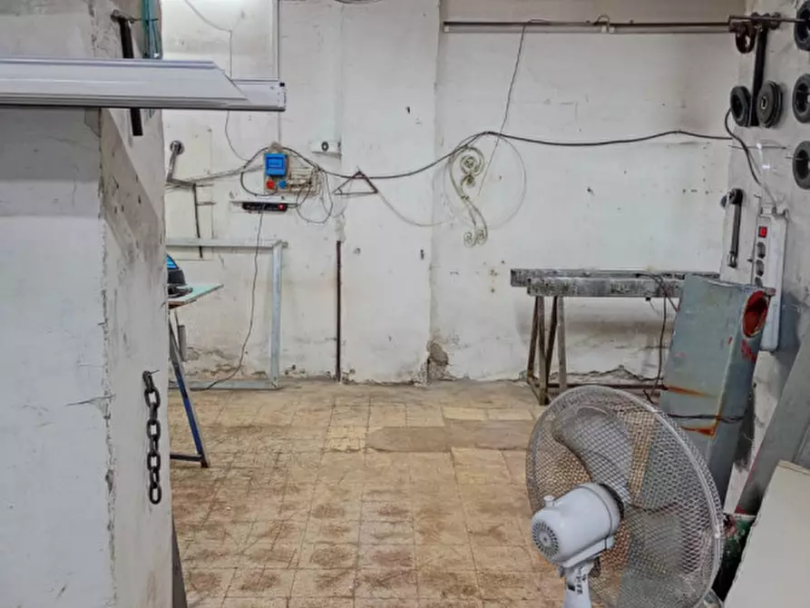 Immagine 28 di Magazzino in vendita  in Vicoletto San Gennaro dei poveri a Napoli