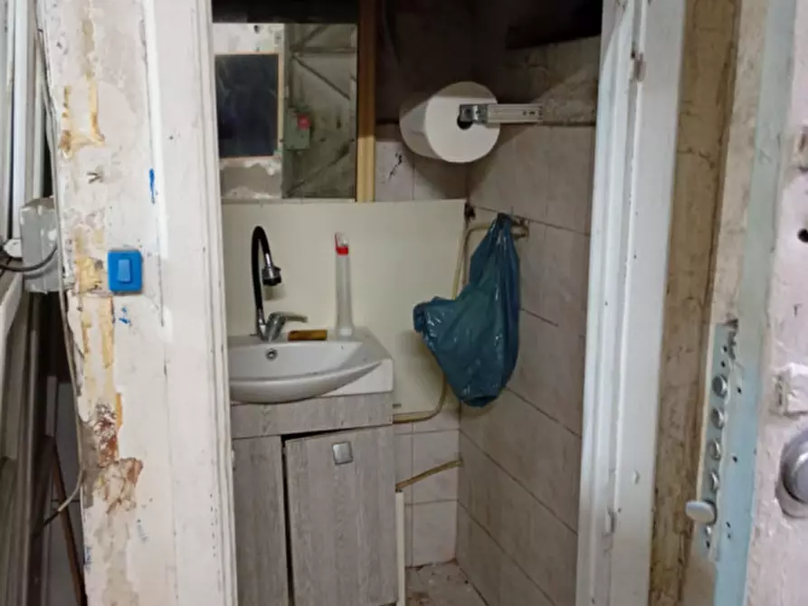 Immagine 29 di Magazzino in vendita  in Vicoletto San Gennaro dei poveri a Napoli