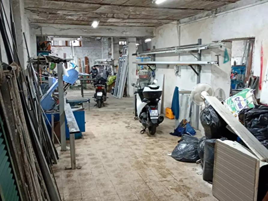 Immagine 30 di Magazzino in vendita  in Vicoletto San Gennaro dei poveri a Napoli