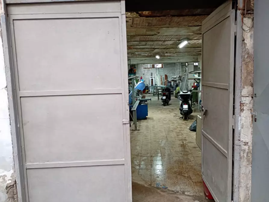 Immagine 32 di Magazzino in vendita  in Vicoletto San Gennaro dei poveri a Napoli