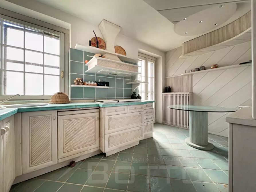 Immagine 1 di Villa in vendita  in vicolo gaudenzio beltrami 14 a Momo