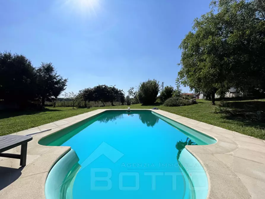 Immagine 3 di Villa in vendita  in vicolo gaudenzio beltrami 14 a Momo