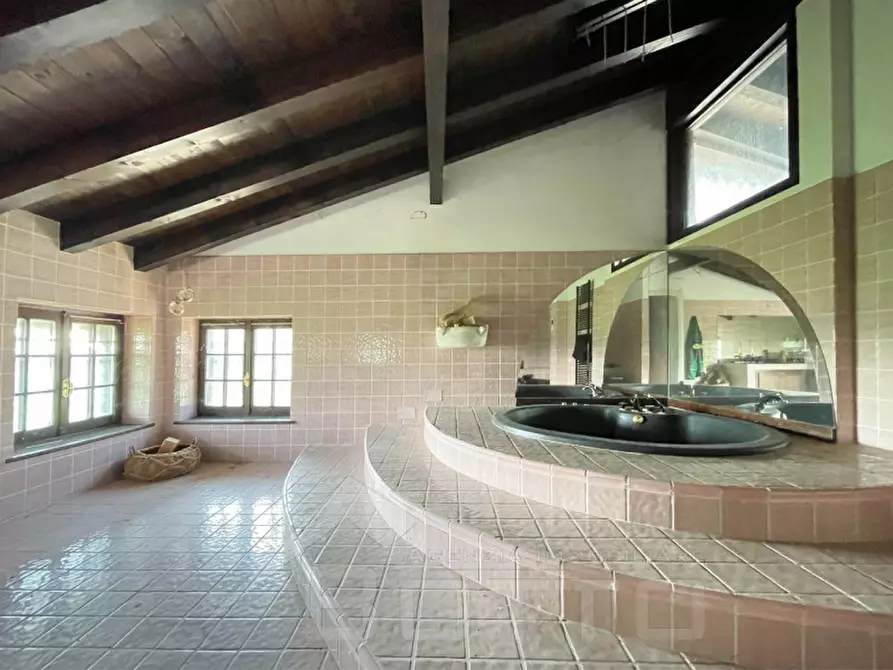 Immagine 12 di Villa in vendita  in vicolo gaudenzio beltrami 14 a Momo