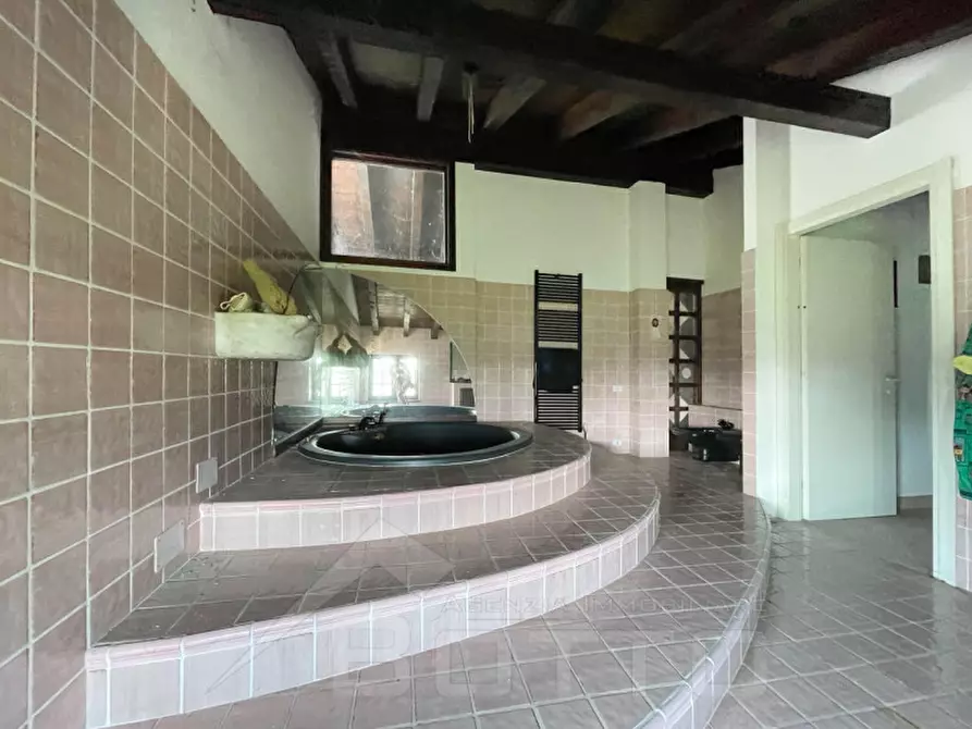 Immagine 13 di Villa in vendita  in vicolo gaudenzio beltrami 14 a Momo