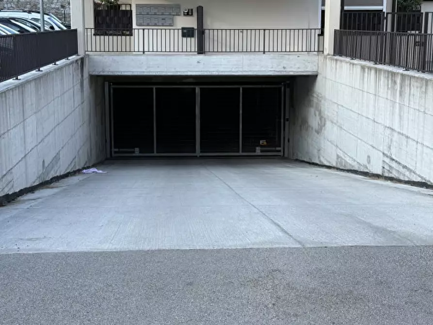 Immagine 1 di Garage in vendita  a Prato