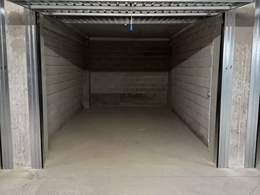 Immagine 2 di Garage in vendita  a Prato