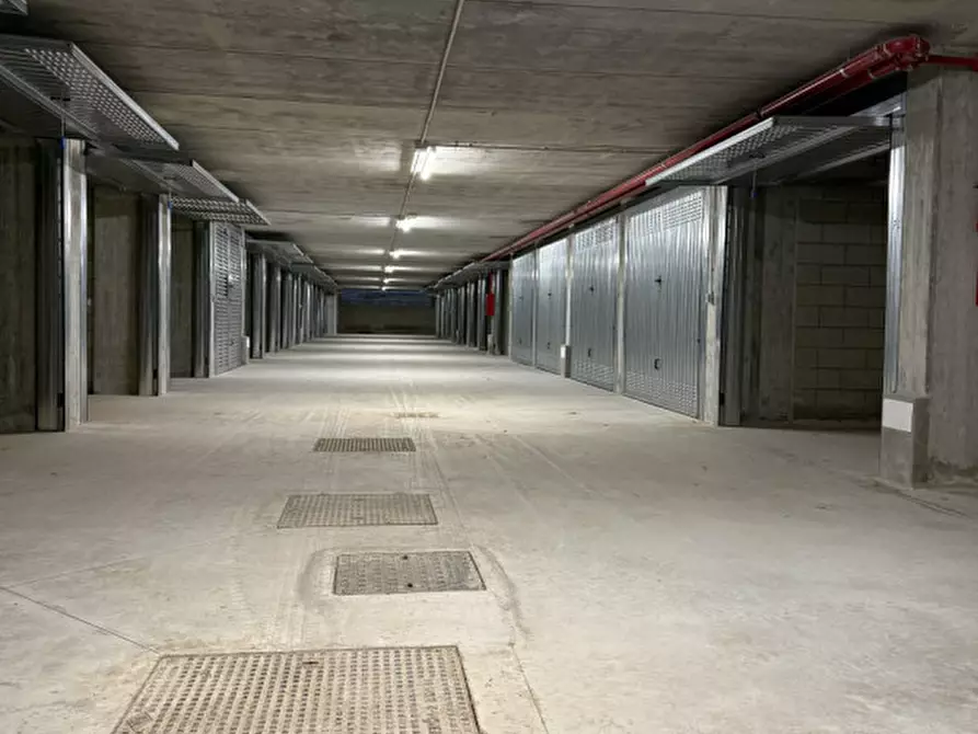 Immagine 6 di Garage in vendita  a Prato