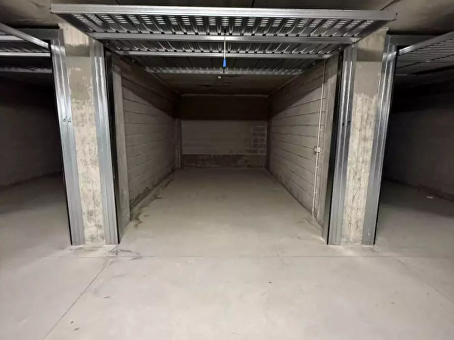 Immagine 9 di Garage in vendita  a Prato