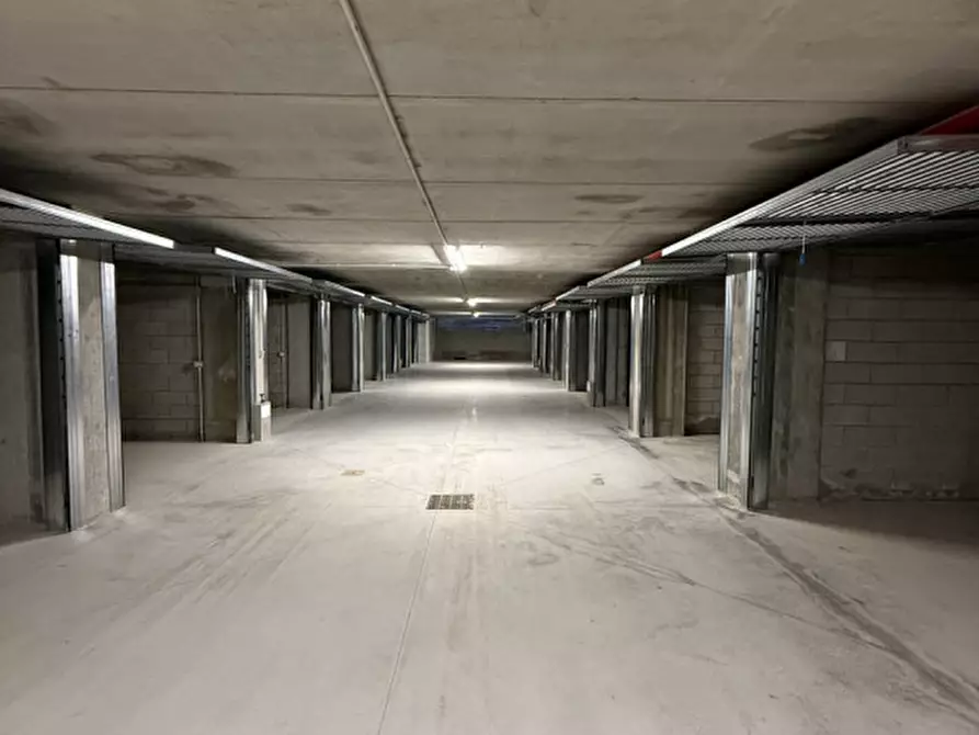 Immagine 10 di Garage in vendita  a Prato