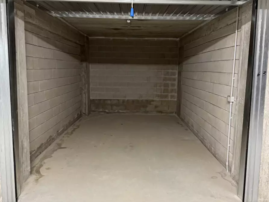 Immagine 13 di Garage in vendita  a Prato