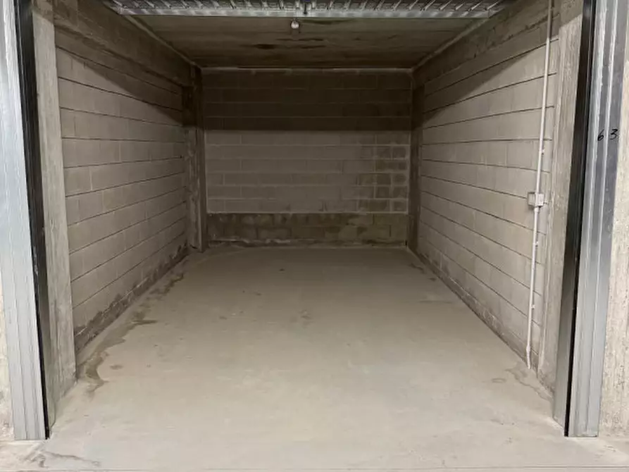 Immagine 14 di Garage in vendita  a Prato