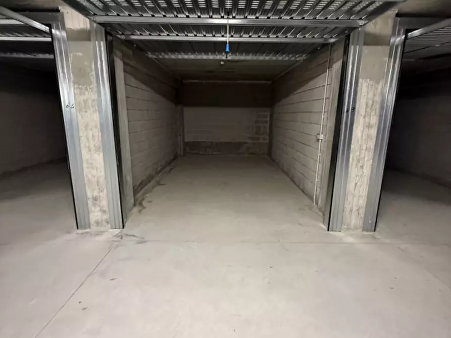 Immagine 15 di Garage in vendita  a Prato