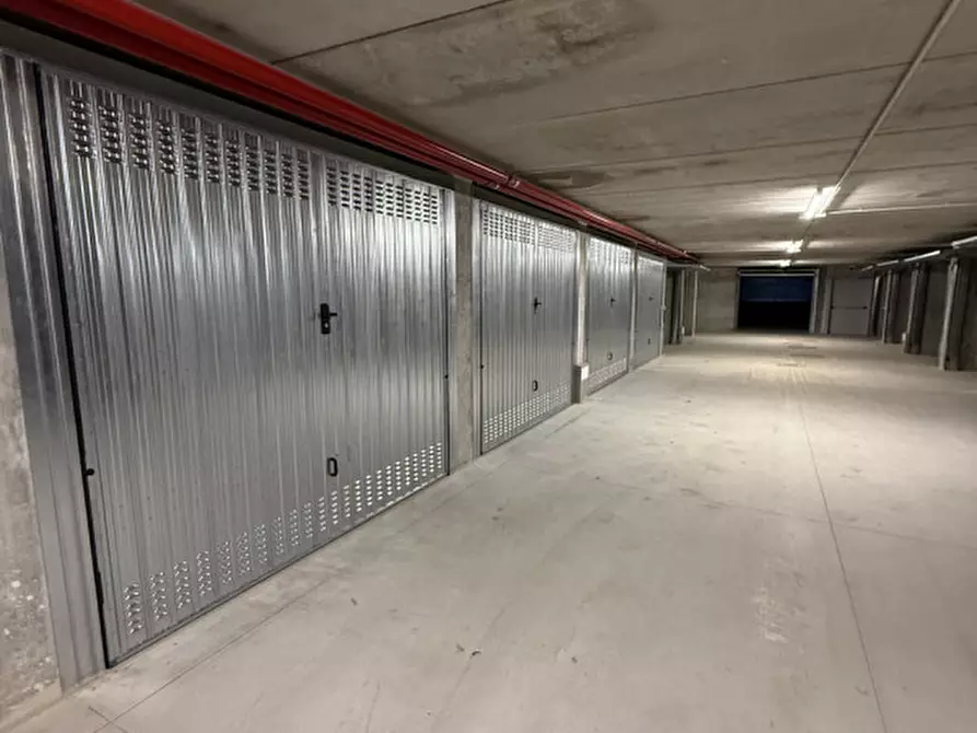 Immagine 16 di Garage in vendita  a Prato