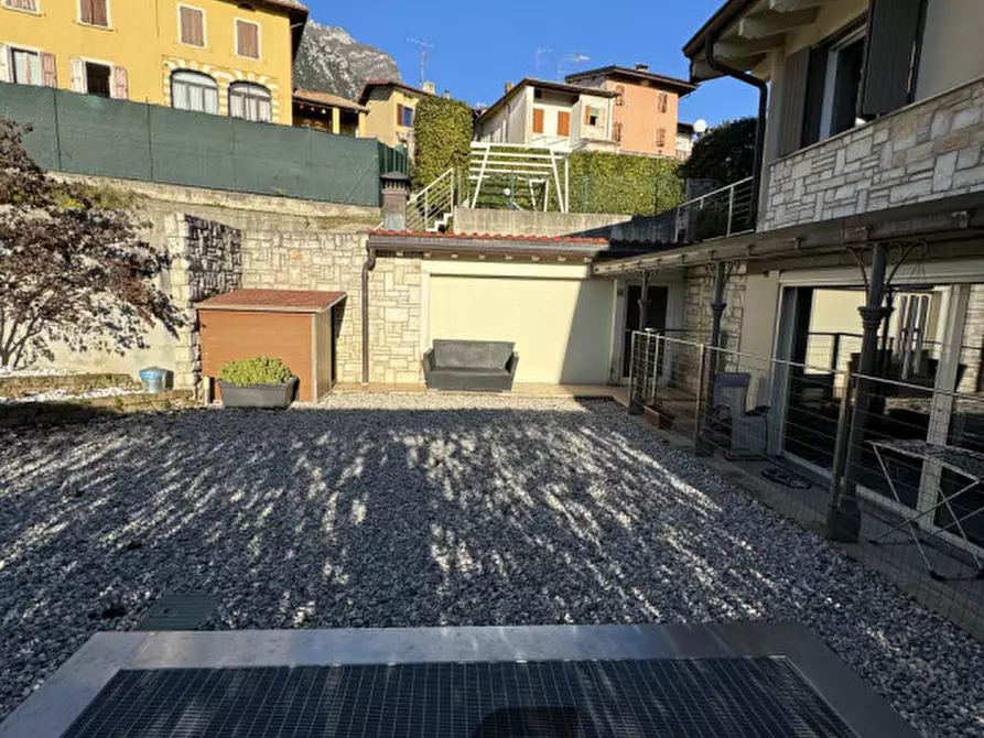 Immagine 1 di Casa trifamiliare in vendita  in via raffaello toscolano maderno a Toscolano-Maderno