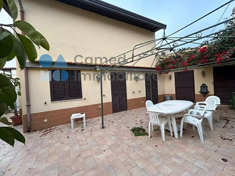 Immagine 1 di Villa in vendita  a Giugliano In Campania
