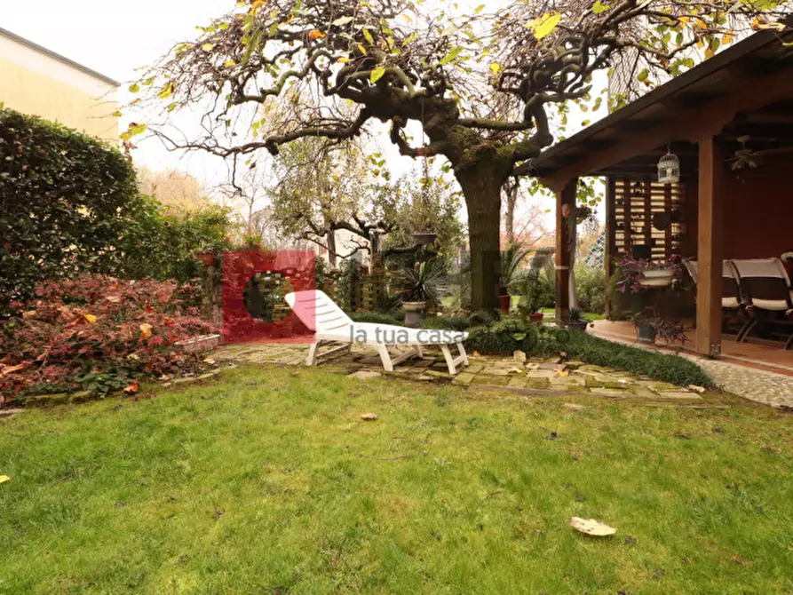 Immagine 10 di Casa trifamiliare in vendita  in Via Bachelet a Casier