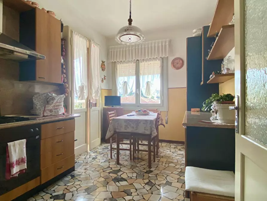 Immagine 3 di Palazzo in vendita  in STRADA DEL CAVALCAVIA a Vicenza