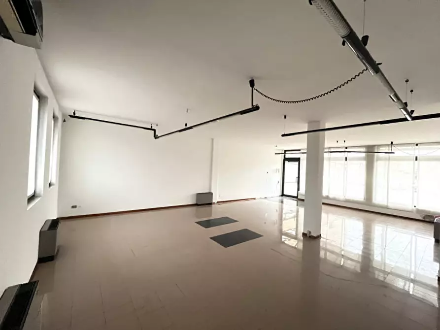 Immagine 2 di Negozio in vendita  in VIA ROMA a Veggiano