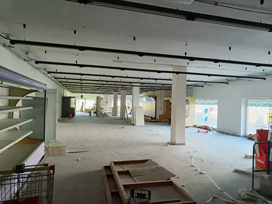 Immagine 16 di Negozio in vendita  in via Carana a Luras