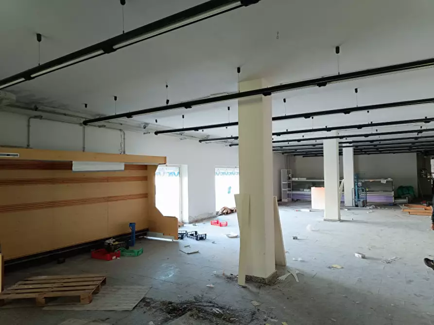 Immagine 19 di Negozio in vendita  in via Carana a Luras