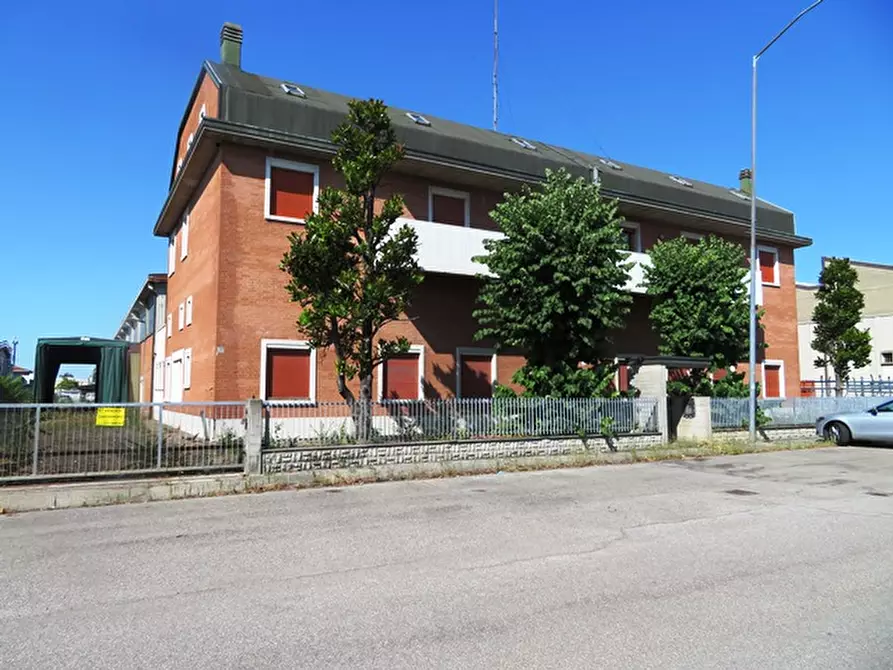 Immagine 1 di Ufficio in vendita  a Modena