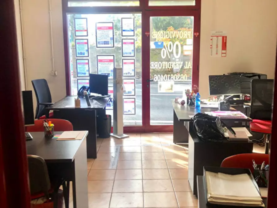 Immagine 2 di Negozio in vendita  in via trionfale a Roma