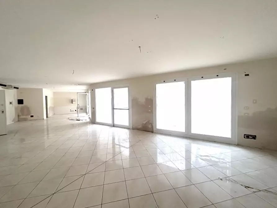 Immagine 1 di Negozio in affitto  in VIALE MILANO a Cervia