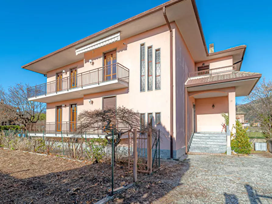 Immagine 1 di Villa in vendita  a Albese Con Cassano