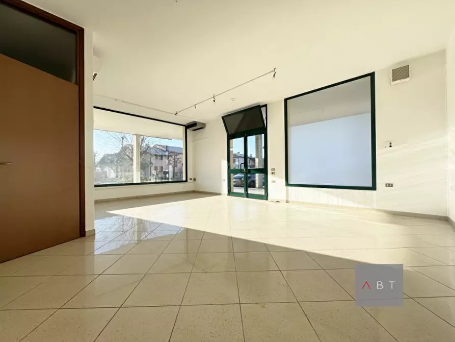 Immagine 2 di Negozio in vendita  a Curtarolo