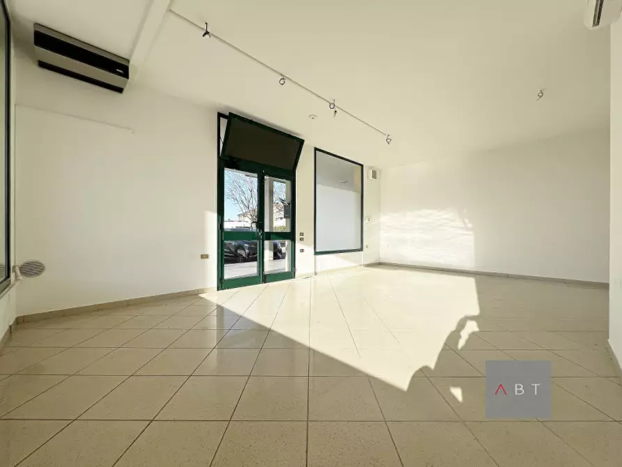 Immagine 4 di Negozio in vendita  a Curtarolo