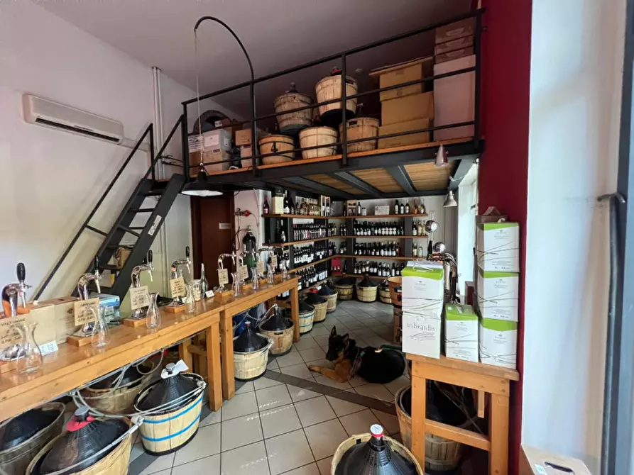 Immagine 9 di Negozio in vendita  in via Gian Battista Morgagni a Milano