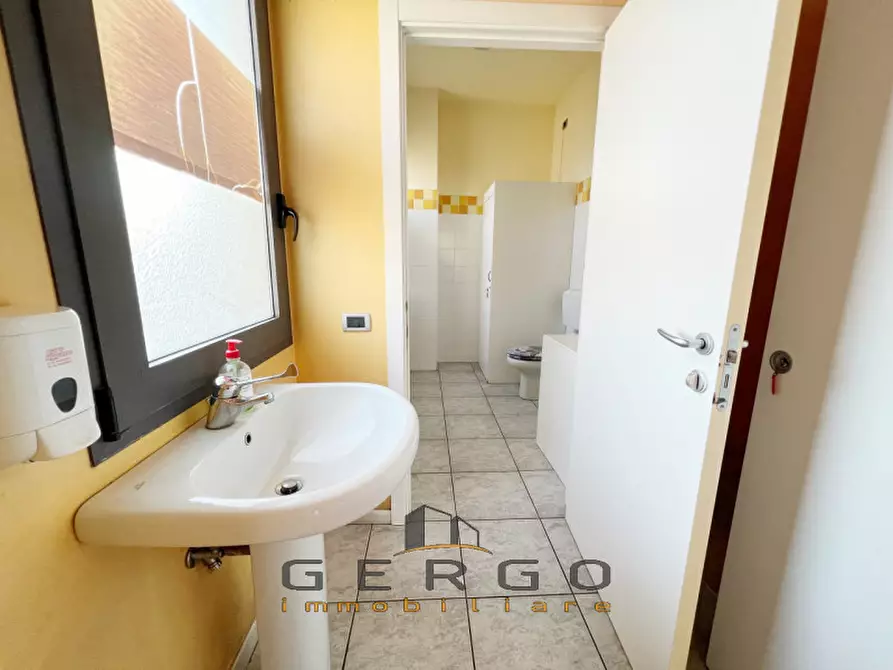 Immagine 11 di Negozio in vendita  in via Livenza a Vigonza