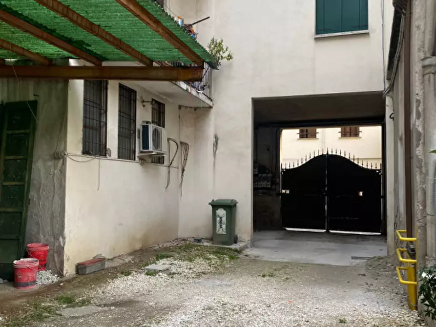 Immagine 2 di Posto auto in vendita  in Via dei Mille, 35 a Vicenza