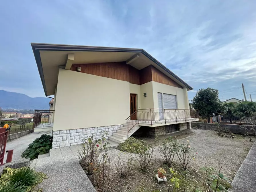 Immagine 1 di Casa indipendente in vendita  a Vittorio Veneto