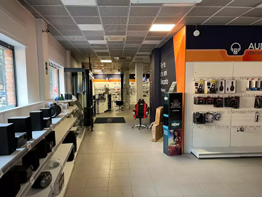 Immagine 2 di Negozio in vendita  in CIRCONVALLAZIONE PIETRO MARONCELLI a Verona