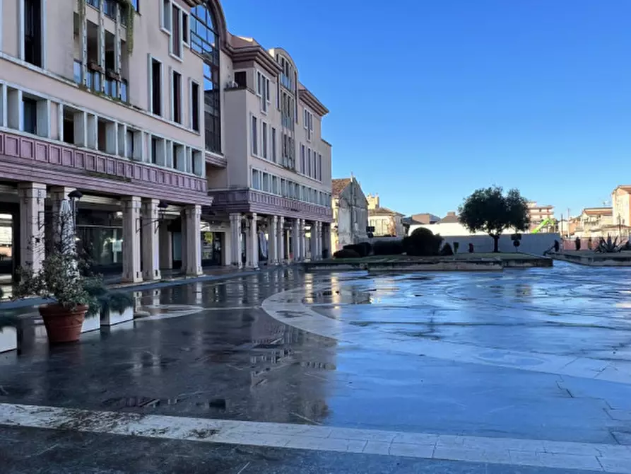 Immagine 1 di Ufficio in vendita  in Piazza Del sole e Della Pace a Abano Terme