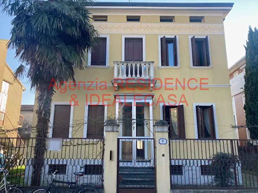 Immagine 1 di Villa in vendita  in via monte nero a Padova