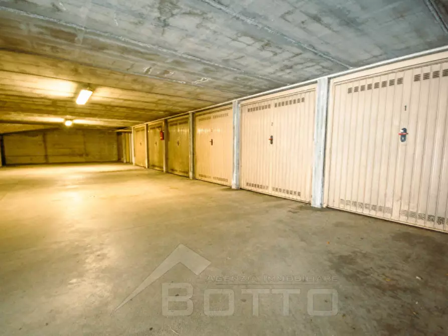 Immagine 1 di Garage in vendita  in Via G matteotti a Omegna
