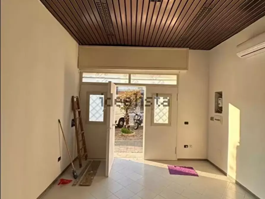 Immagine 1 di Negozio in affitto  in VIALE PONTE DELLA MADDALENA a Napoli