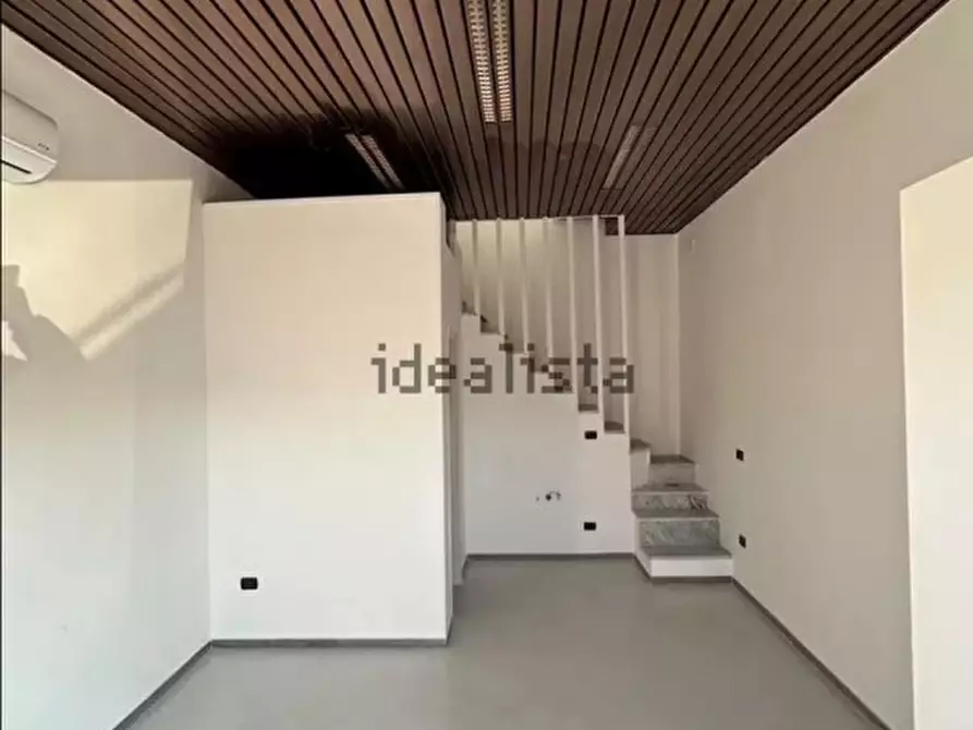 Immagine 2 di Negozio in affitto  in VIALE PONTE DELLA MADDALENA a Napoli