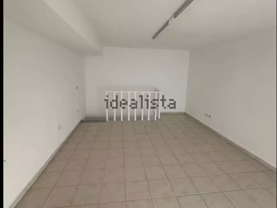 Immagine 3 di Negozio in affitto  in VIALE PONTE DELLA MADDALENA a Napoli
