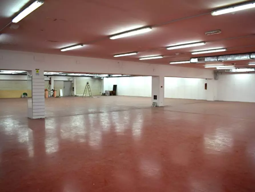 Immagine 24 di Negozio in affitto  in VIA ADIGE a San Giovanni Teatino