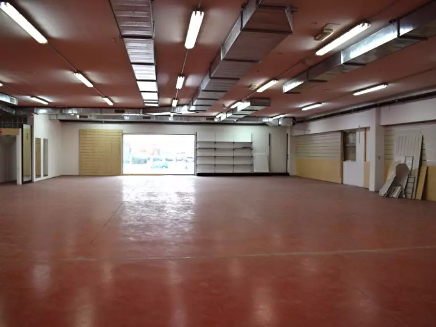 Immagine 29 di Negozio in affitto  in VIA ADIGE a San Giovanni Teatino