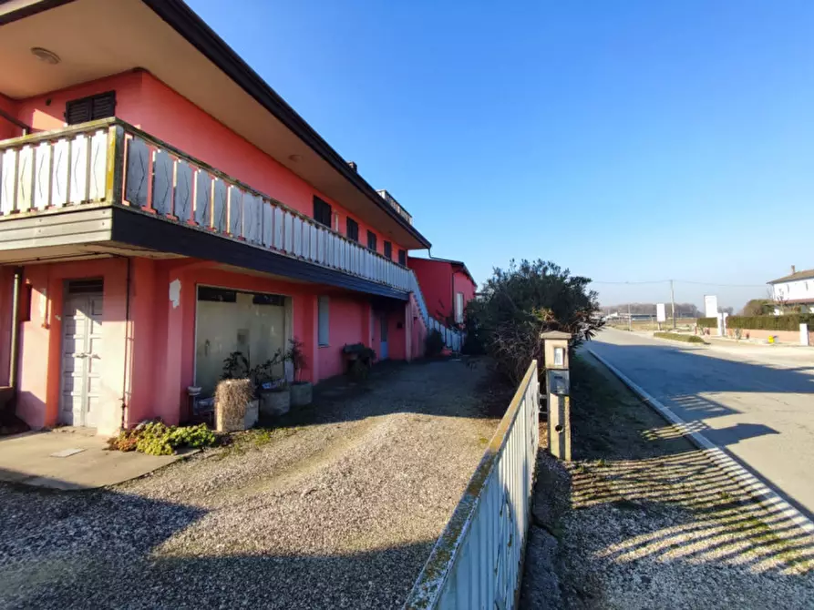 Immagine 2 di Casa indipendente in vendita  a Urbana