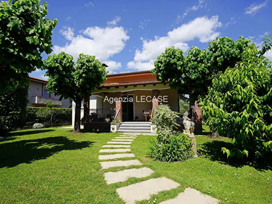 Immagine 1 di Villa in affitto  in Via Carrara 20 a Forte Dei Marmi