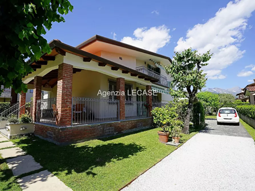 Immagine 2 di Villa in affitto  in Via Carrara 20 a Forte Dei Marmi