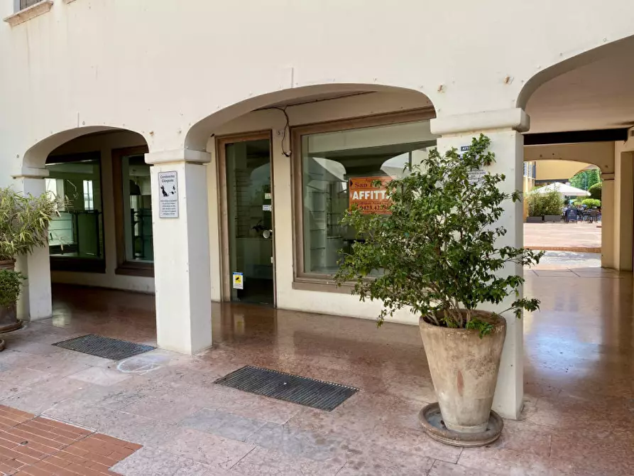 Immagine 2 di Negozio in affitto  in via San Pio X 34/a a Castelfranco Veneto