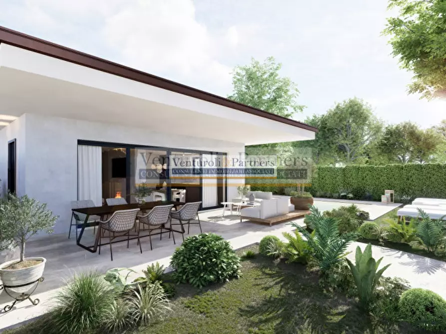 Immagine 2 di Villa in vendita  in Via Belvedere a Manerba Del Garda