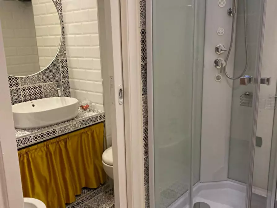 Immagine 3 di Camera in affitto  in Via Toledo 257 a Napoli