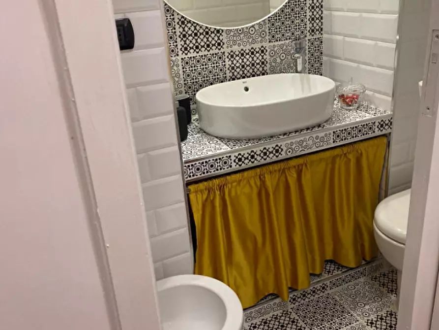 Immagine 4 di Camera in affitto  in Via Toledo 257 a Napoli